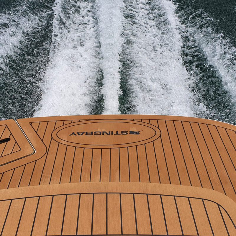 Rutschfester Decksbelag für Motorboote im Teak Holz Design