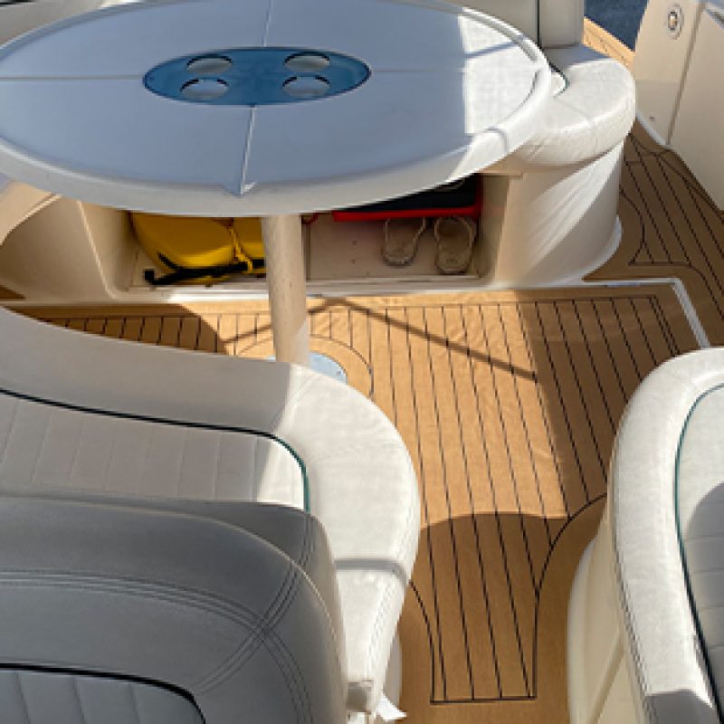 Bootsbelag in Teakdeck Optik - Zeitsparend verlegt mit Peel & Stick verfahren